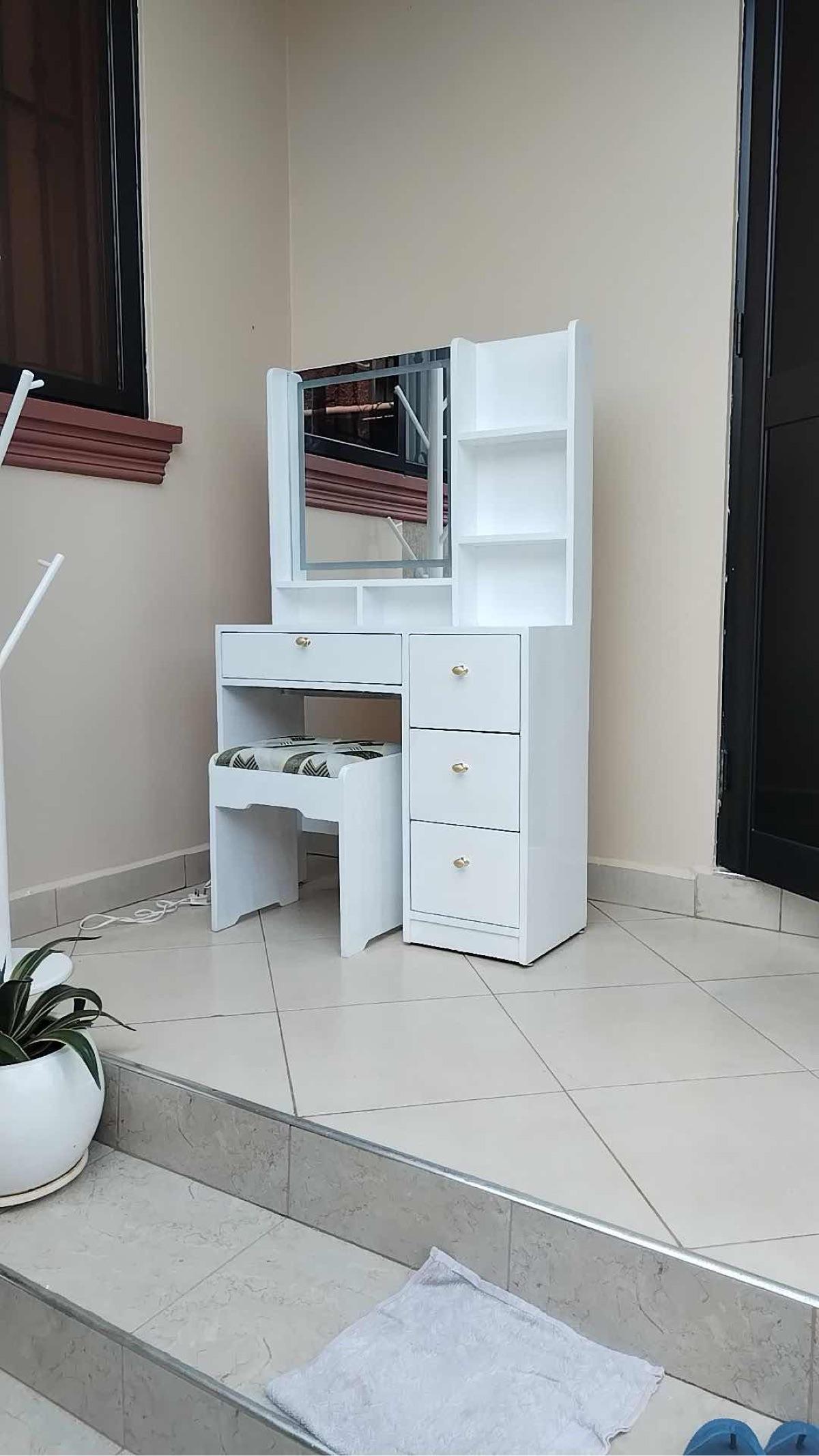 Coiffeuse avec miroir et éclairage LED 2