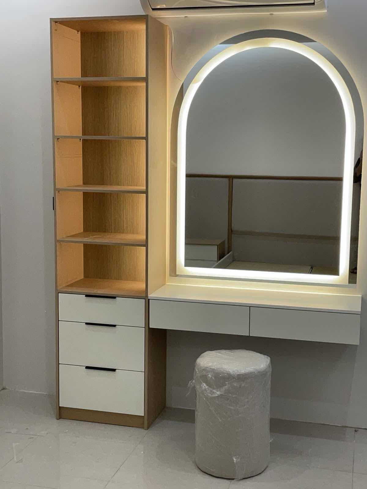 Coiffeuse moderne avec miroir LED et rangements