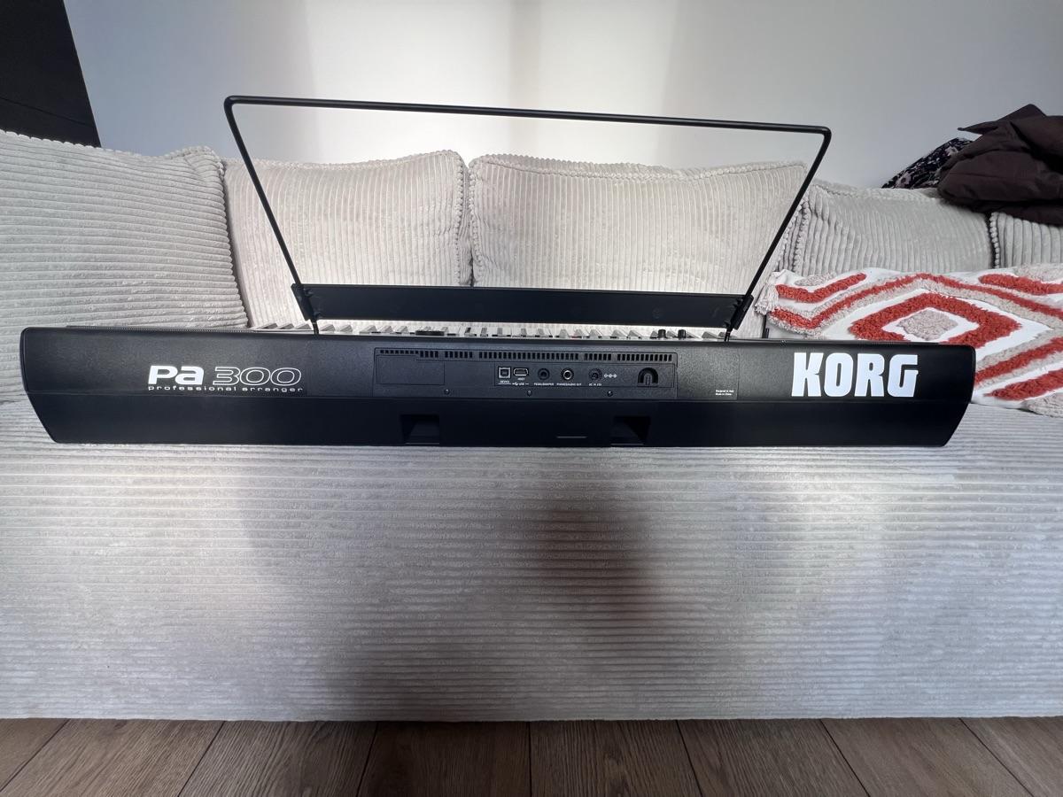 Clavier arrangeur KORG Pa300 Professional Arranger avec stand et partitions 3