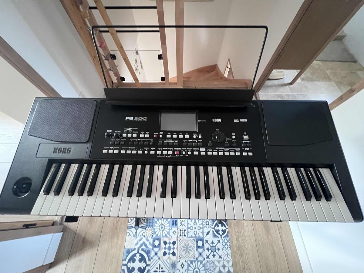 Clavier arrangeur KORG Pa300 Professional Arranger avec stand et partitions 4
