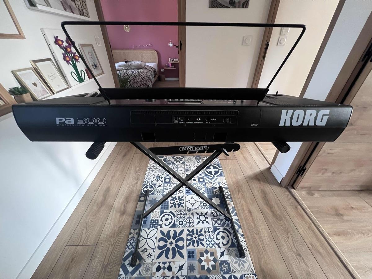 Clavier arrangeur KORG Pa300 Professional Arranger avec stand et partitions 5
