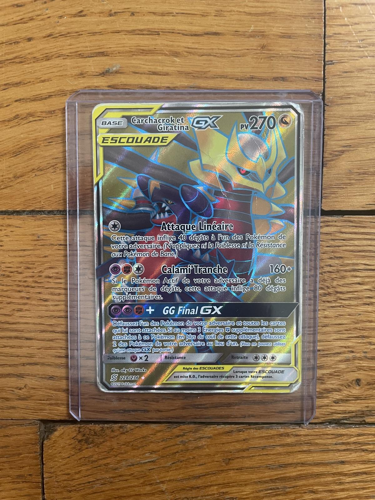 Carte Pokémon Carchacrok et Giratina GX (211/236)