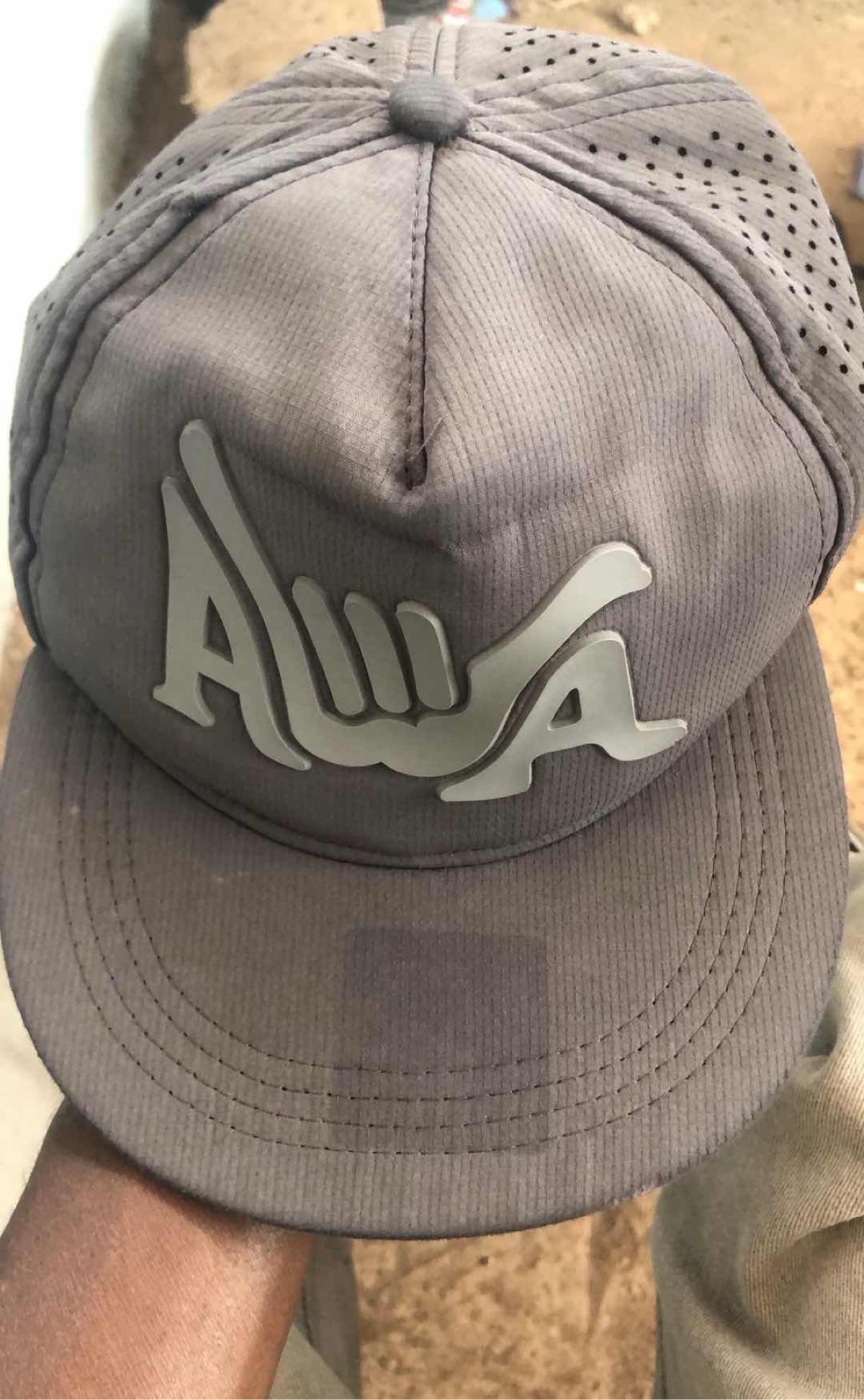 Casquette grise avec logo stylisé