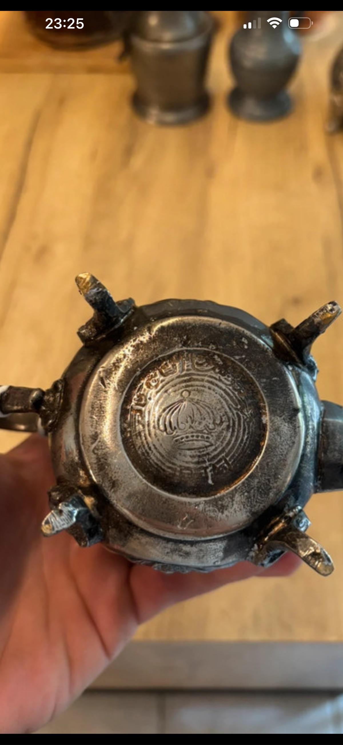 Base de petit objet décoratif en métal avec marque à la couronne
