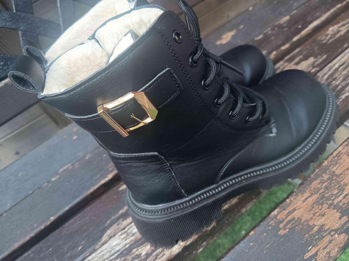 Bottes montantes fourrées noires à lacets et boucles dorées