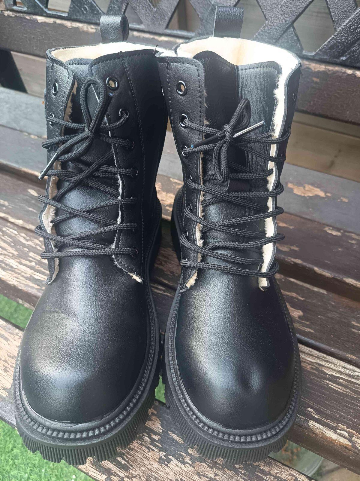 Bottes montantes fourrées noires à lacets et boucles dorées 2