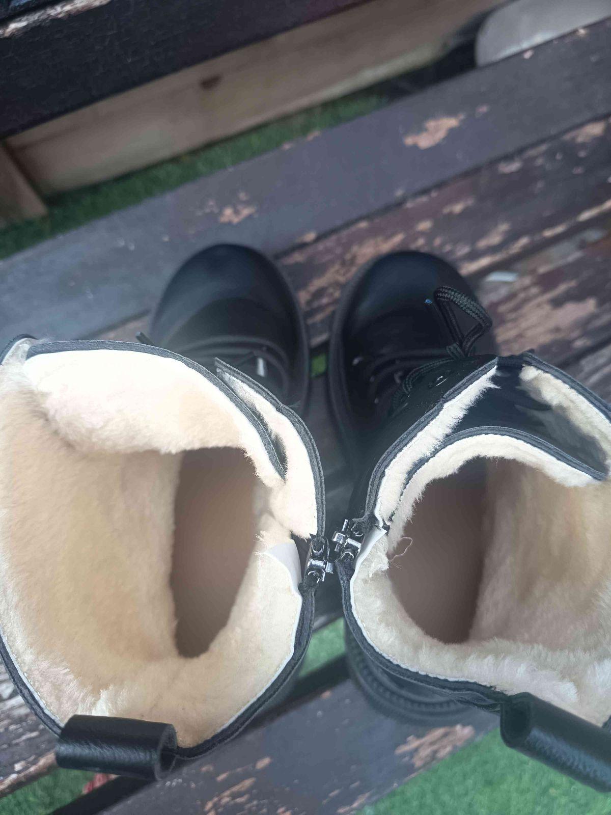 Bottes montantes fourrées noires à lacets et boucles dorées 4