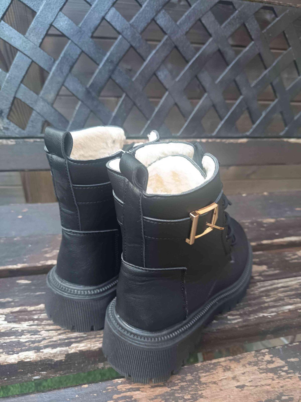 Bottes montantes fourrées noires à lacets et boucles dorées 3