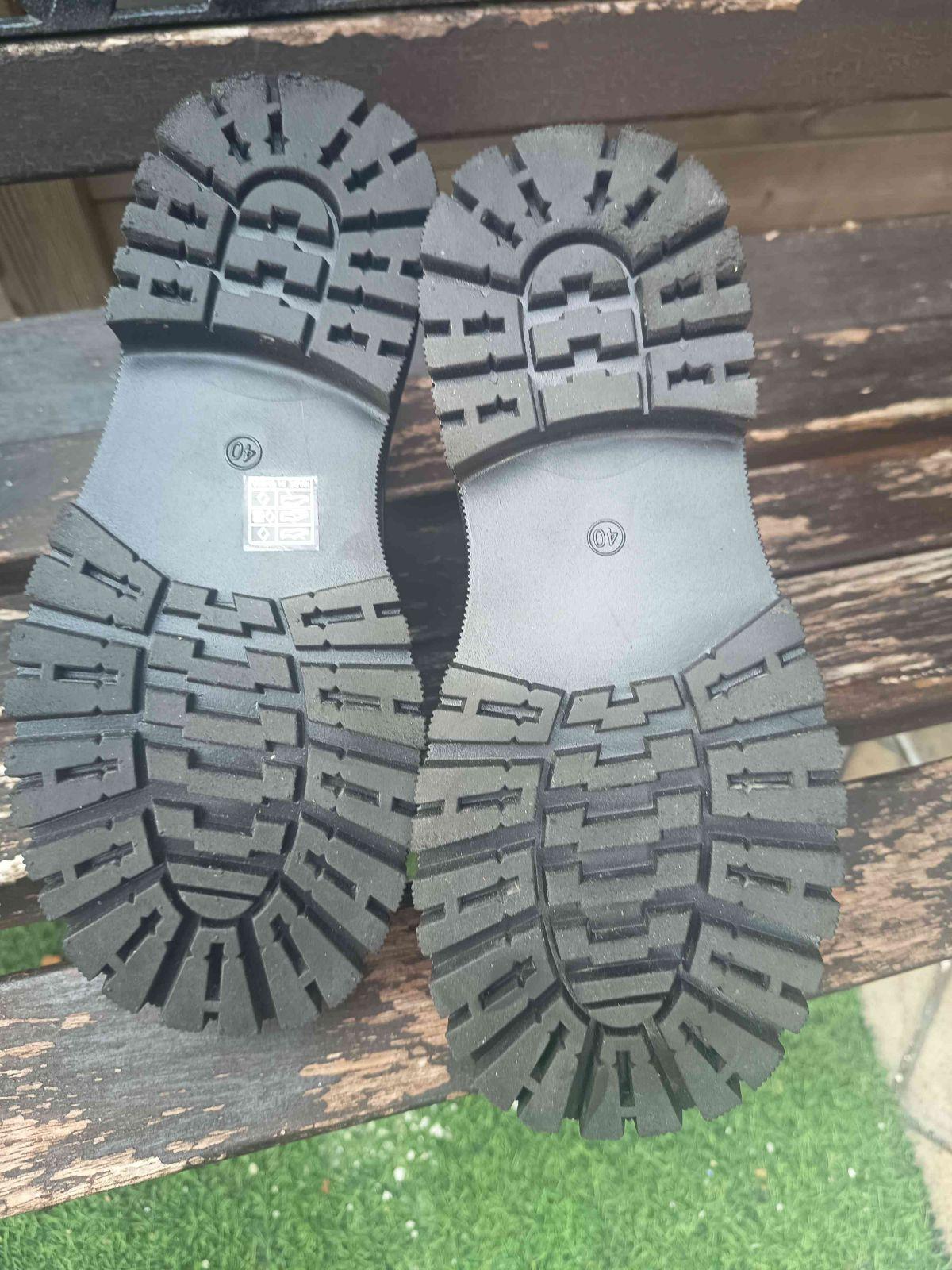 Bottes montantes fourrées noires à lacets et boucles dorées 5