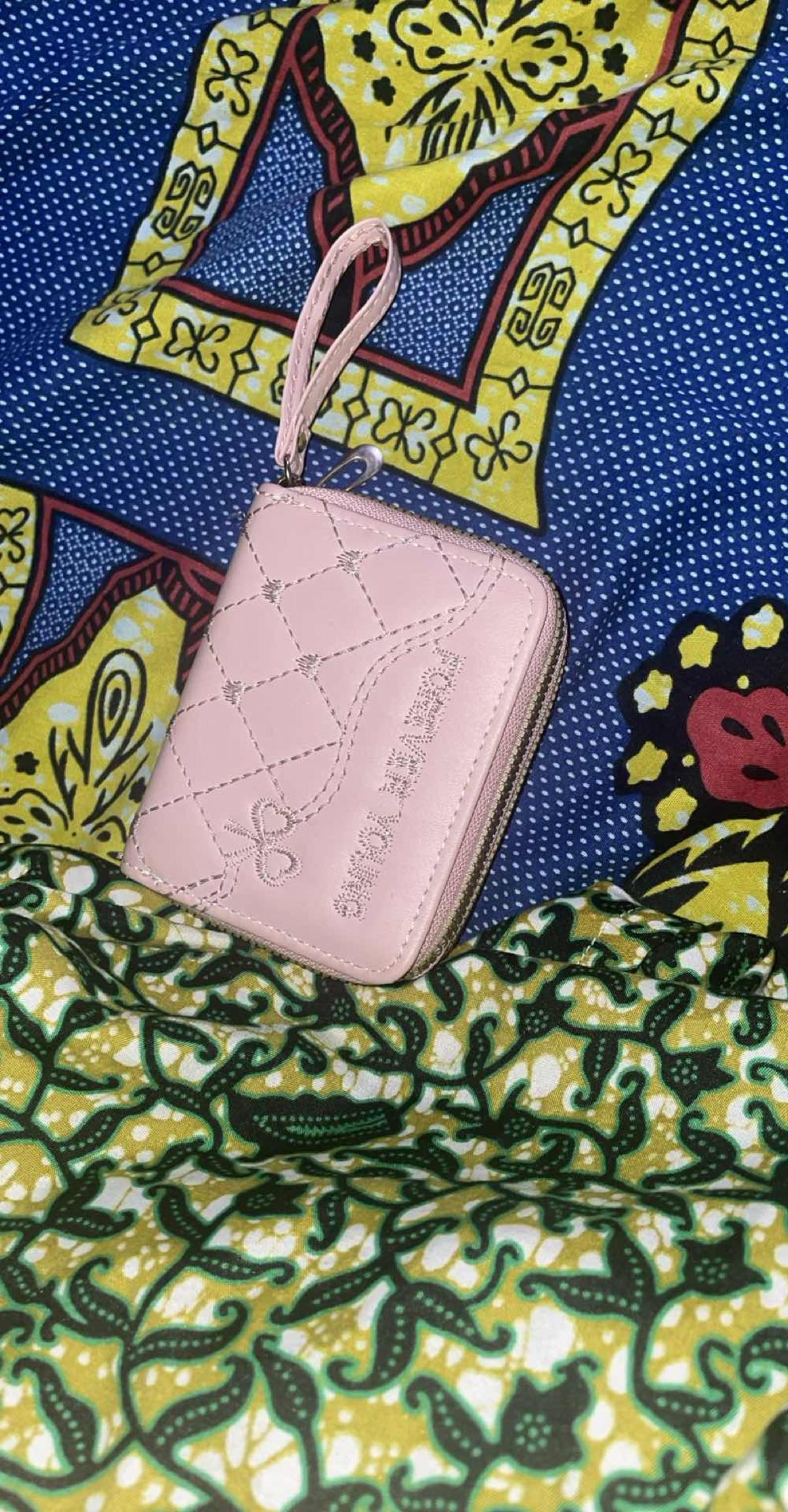 Petit portefeuille zippé rose matelassé