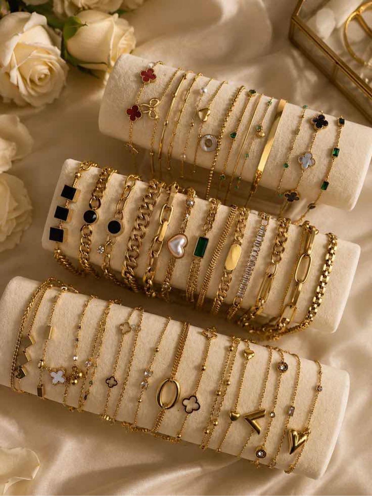 Lot de bijoux fantaisie dorés (bracelets et boucles d'oreilles)