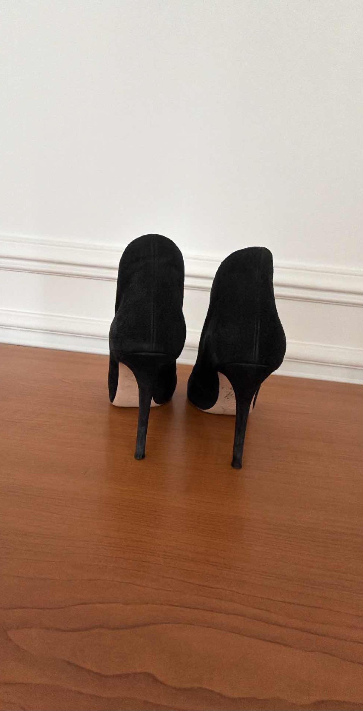 Paire de bottines peep-toe Gianvito Rossi à talons hauts en daim noir, Pointure 37 2