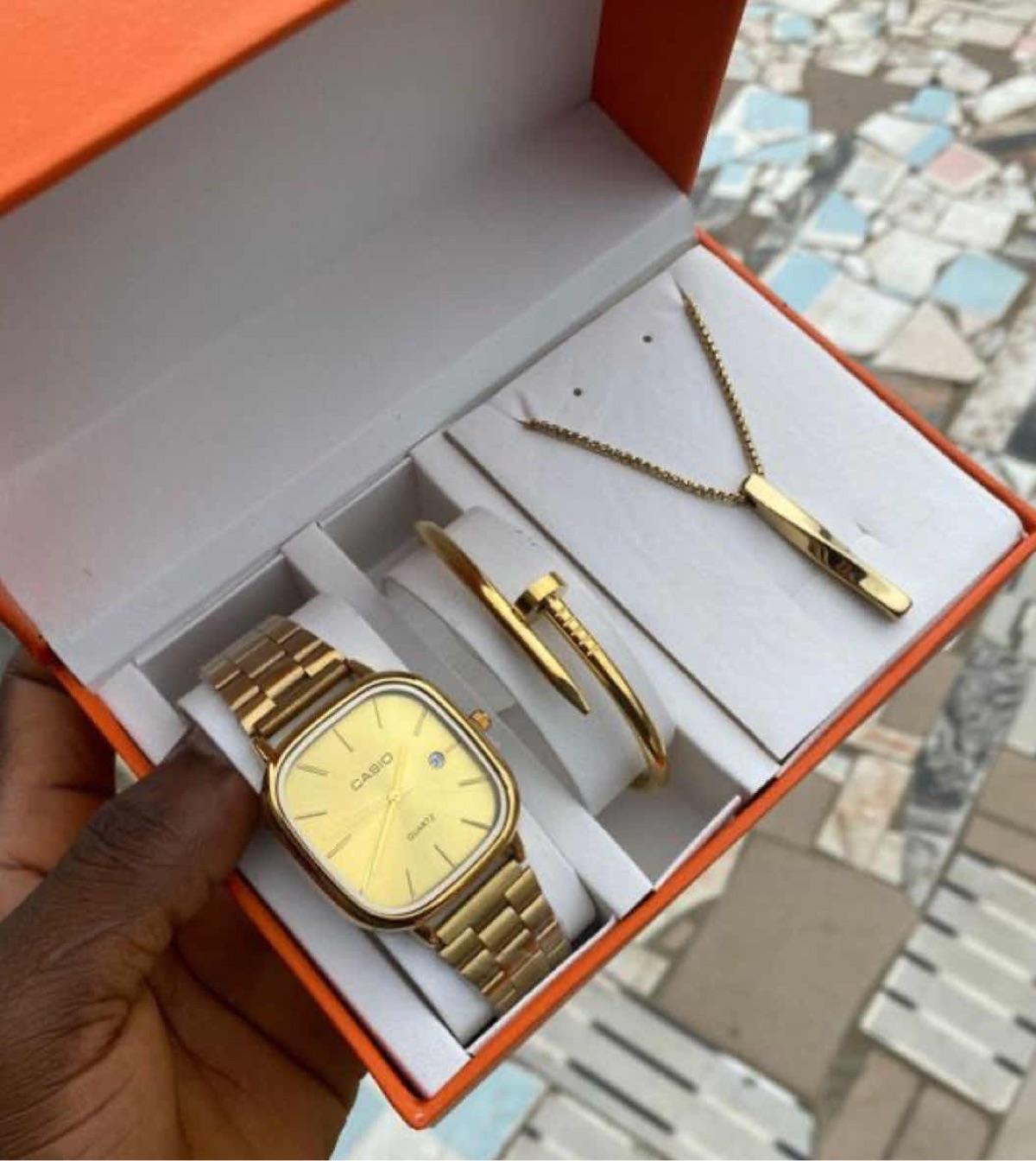 Coffret Montre Casio Quartz Dorée et Bijoux Assortis