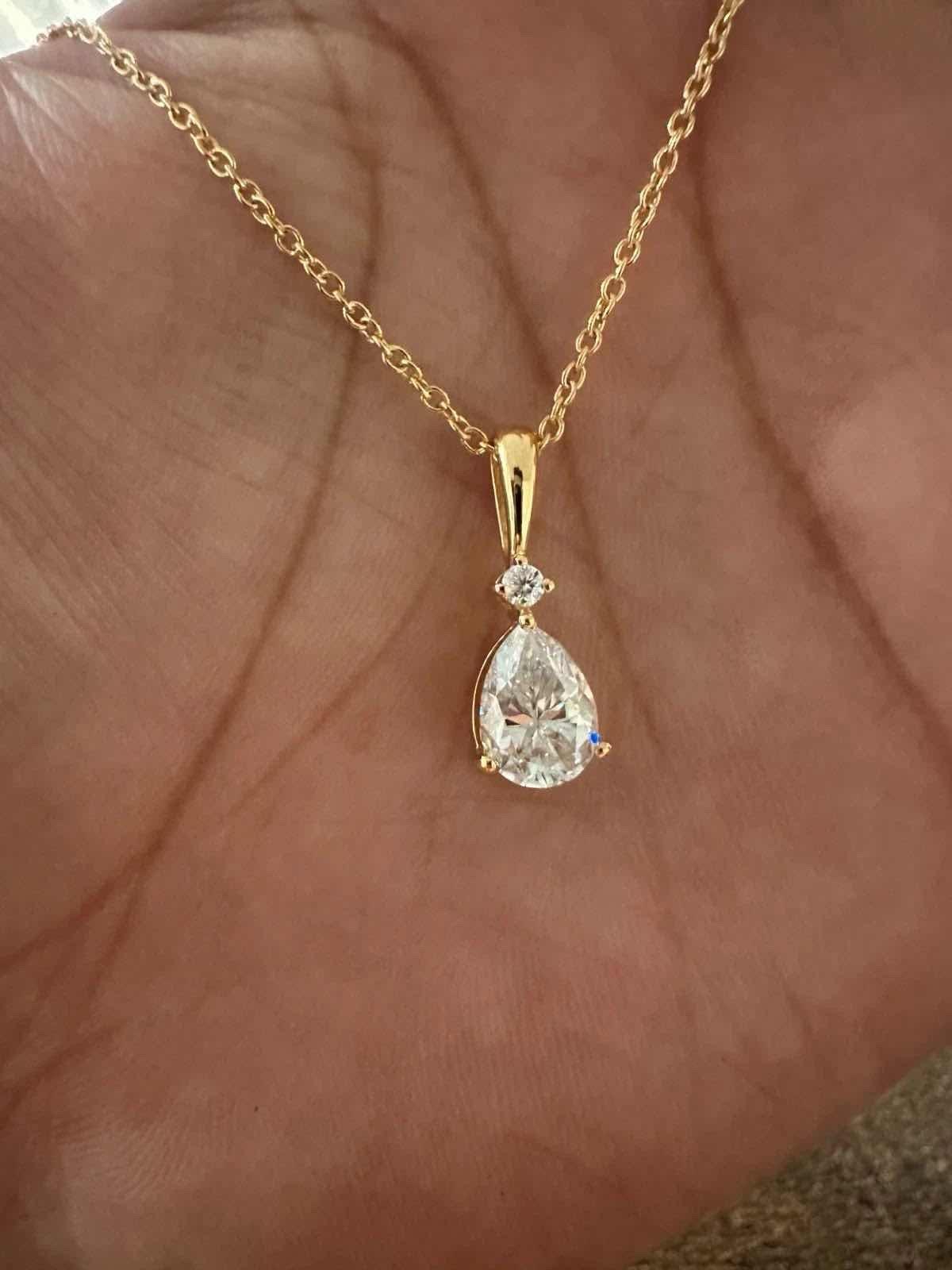 Collier pendentif en or avec pierre taille poire