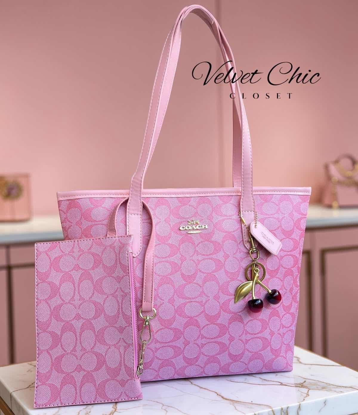 Lot d'accessoires et sacs Coach roses et blancs avec charms cerises 3