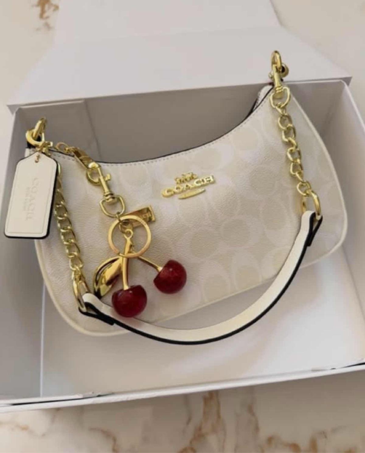 Lot d'accessoires et sacs Coach roses et blancs avec charms cerises 2